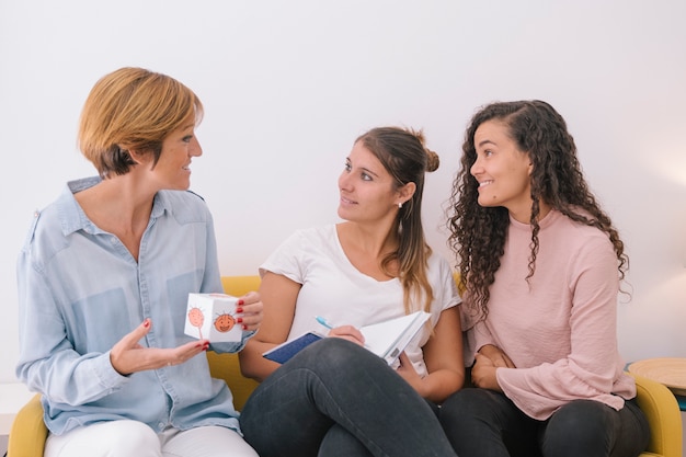 Gruppe junger sozialarbeiter, die eine klasse für menschliche emotionen für kinder vorbereiten