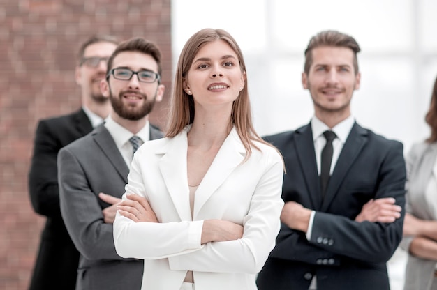 Gruppe junger Unternehmer, die zusammenstehenDas Konzept der Teamarbeit