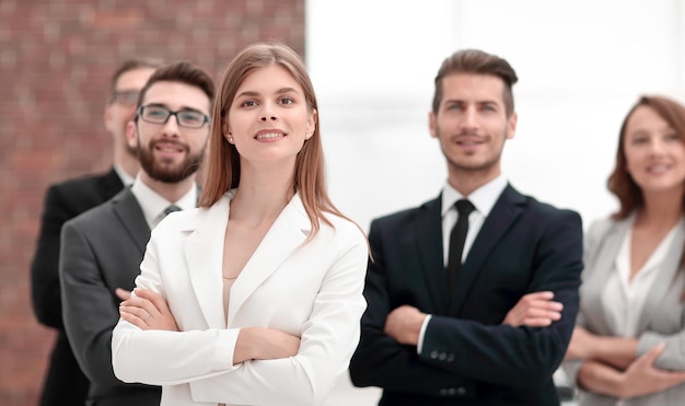 Gruppe junger Unternehmer, die zusammenstehenDas Konzept der Teamarbeit