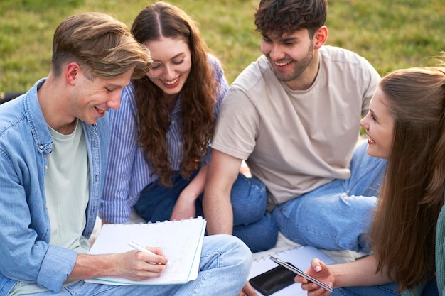 Gruppe kaukasischer Studenten, die außerhalb des Universitätscampus studieren