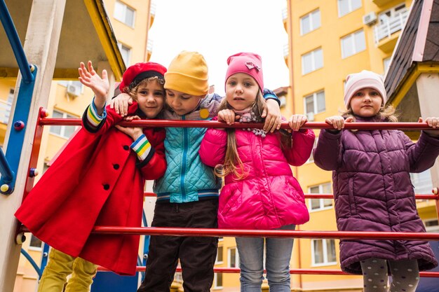 Gruppe Kinder, die auf den Spielplatz gehen