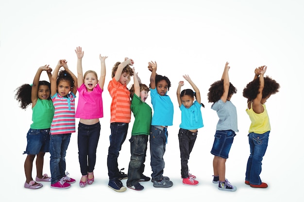 Gruppe Kinder, die in einer Linie mit den angehobenen Armen stehen