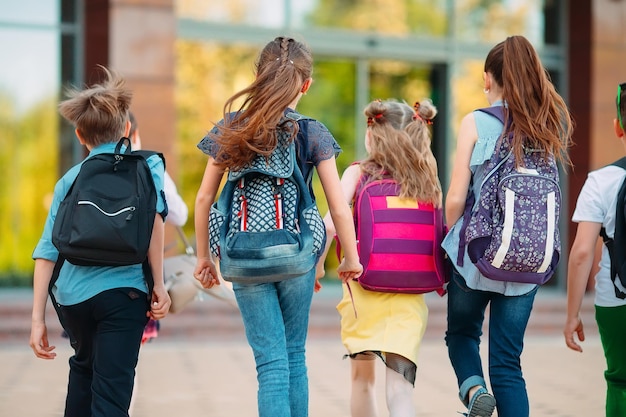 Foto gruppe kinder, die zusammen zur schule gehen