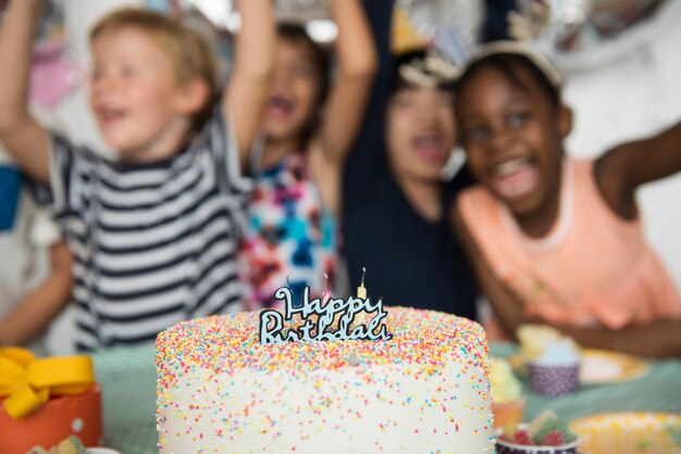 Gruppe Kinder feiern Geburtstagsfeier zusammen