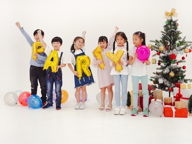Gruppe Kinder feiern Partei und genießen Weihnachtsspaß zusammen