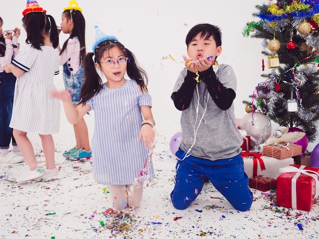 Gruppe Kinder feiern Party und genießen Weihnachtsspaß zusammen