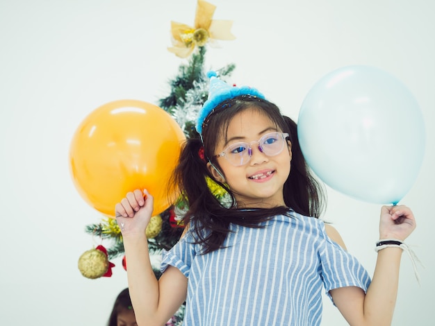 Gruppe Kinder feiern Party und genießen Weihnachtsspaß zusammen