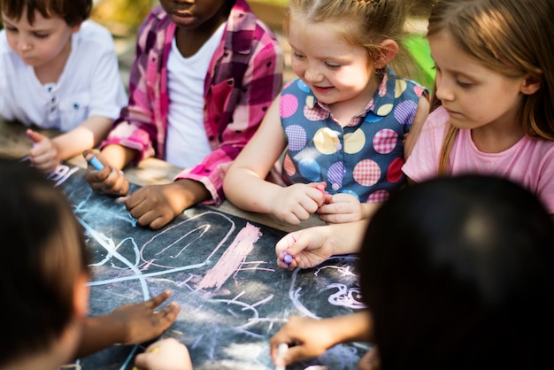 Gruppe Kindergarten scherzt die Freunde, die draußen Kunstunterricht zeichnen