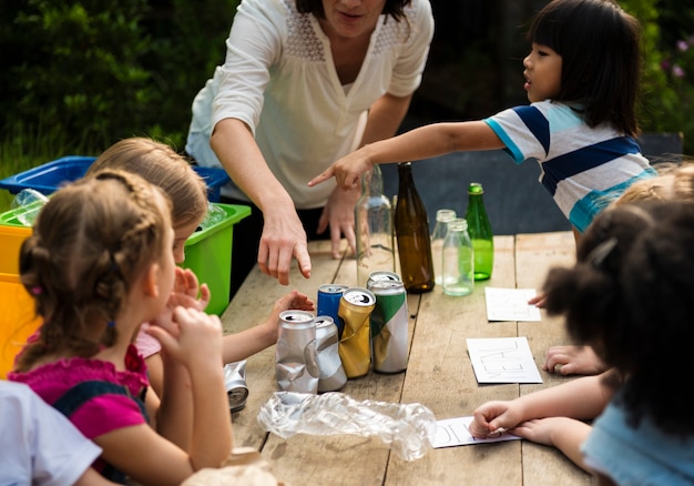 Gruppe Kinderkameraden, die Biologie lernen, bereiten Umwelt auf