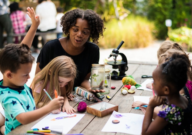 Gruppe Kinderkameraden, die Biologiezeichnungsklasse lernen