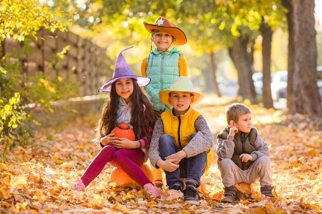 Gruppe kleiner Kinder, die das Erntefest auf den Kürbisfeldern genießen