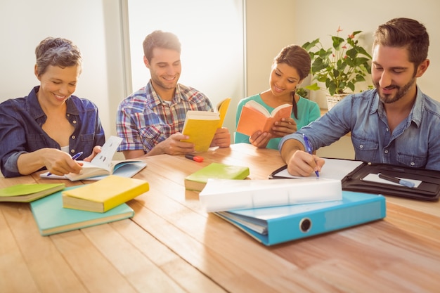 Gruppe Kollegen, die Bücher lesen