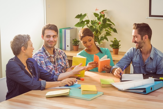 Gruppe Kollegen, die Bücher lesen