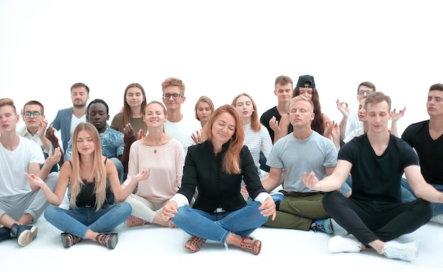 Foto gruppe konzentrierter junger leute, die auf dem boden sitzen