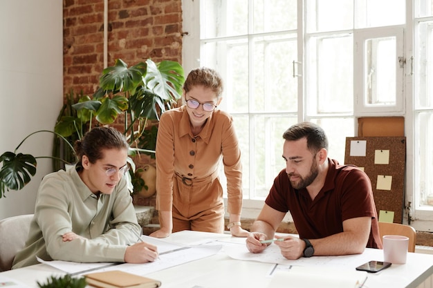 Gruppe kreativer Designer und Architekten, die im Büro arbeiten