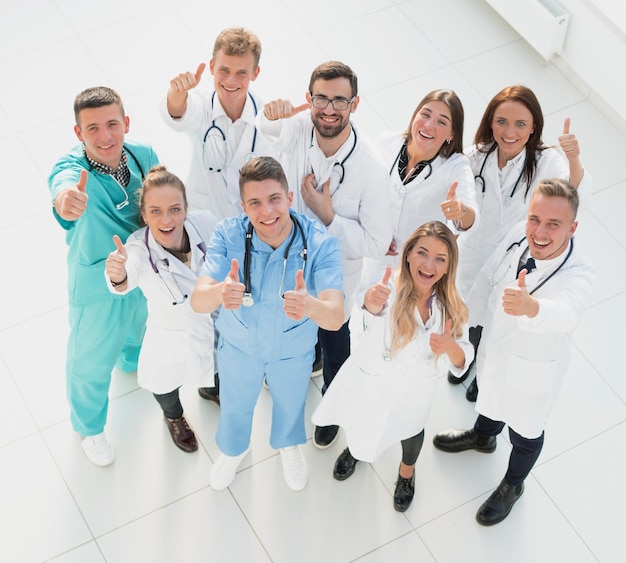 Gruppe lächelnder Mediziner, die einen Daumen nach oben geben