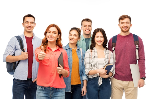 Gruppe lächelnder Schüler, die den Daumen nach oben zeigen