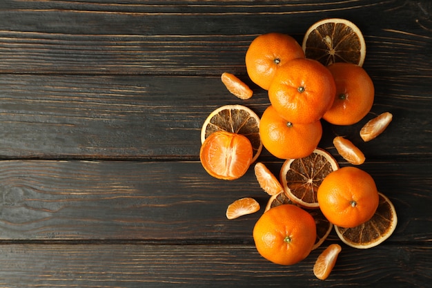 Gruppe leckere Mandarinen auf rustikalem Holzhintergrund