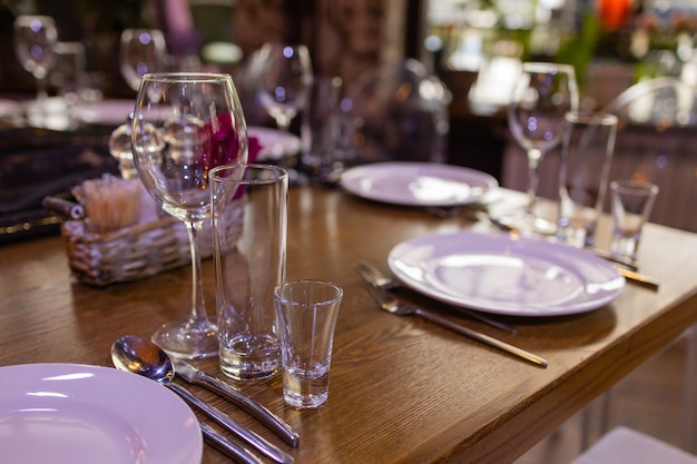 Gruppe leerer und transparenter Champagnergläser in einem Restaurant. Saubere Gläser auf einem Tisch, der vom Barkeeper für Champagner vorbereitet wurde.