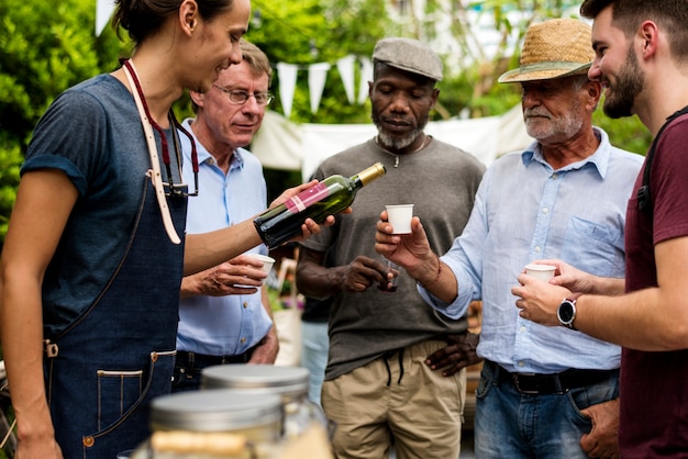 Gruppe Männer, die zusammen lokalen Rotwein trinken