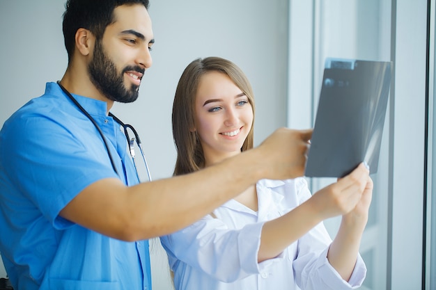 Foto gruppe medizinische arbeitskräfte, die im krankenhaus zusammenarbeiten