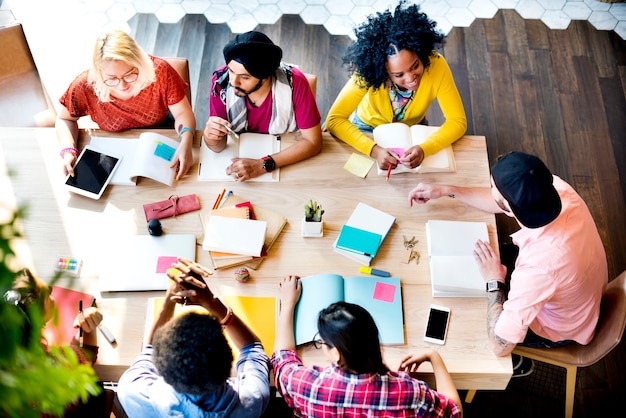 Gruppe multiethnische junge Leute, die an einem Projekt arbeiten