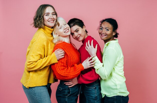Gruppe multiethnischer Frauen mit unterschiedlicher Haut, die zusammen im Studio posieren