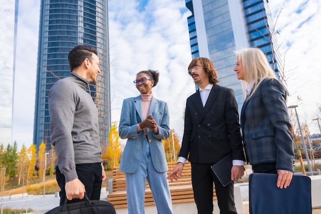 Gruppe multiethnischer Geschäftsleute und Geschäftsfrauen, die über die Arbeit in einem Gewerbegebiet sprechen