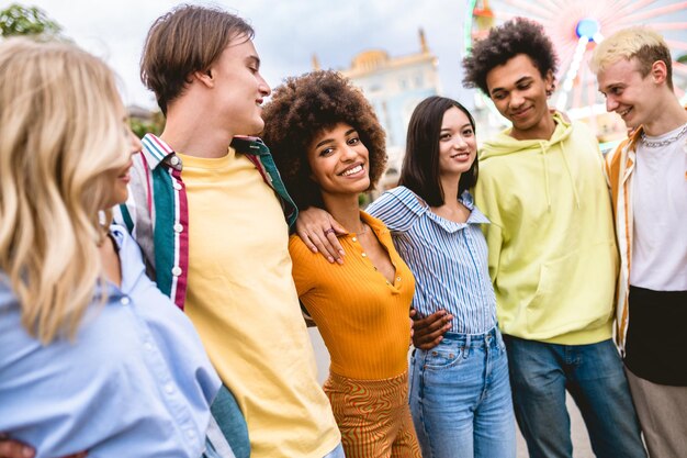 Gruppe multiethnischer junger Freunde, die gemeinsam Spaß haben