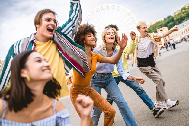 Gruppe multiethnischer junger Freunde, die gemeinsam Spaß haben