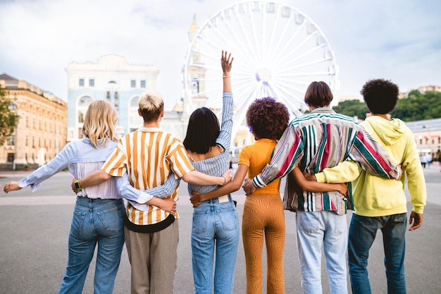 Gruppe multiethnischer junger Freunde, die gemeinsam Spaß haben