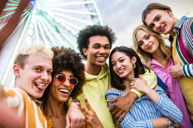 Gruppe multiethnischer junger Freunde, die gemeinsam Spaß haben