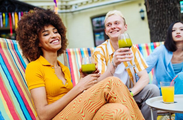 Gruppe multiethnischer junger Freunde, die gemeinsam Spaß haben