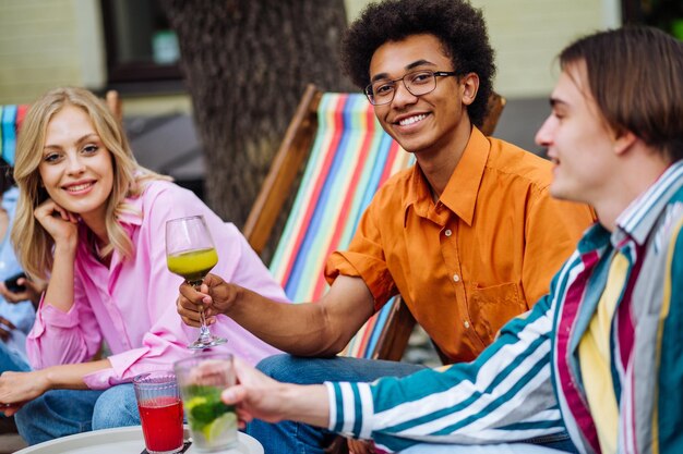 Gruppe multiethnischer junger Freunde, die gemeinsam Spaß haben