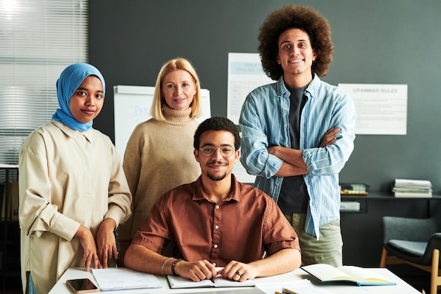 Gruppe multikultureller Studenten und reifer blonder Lehrer