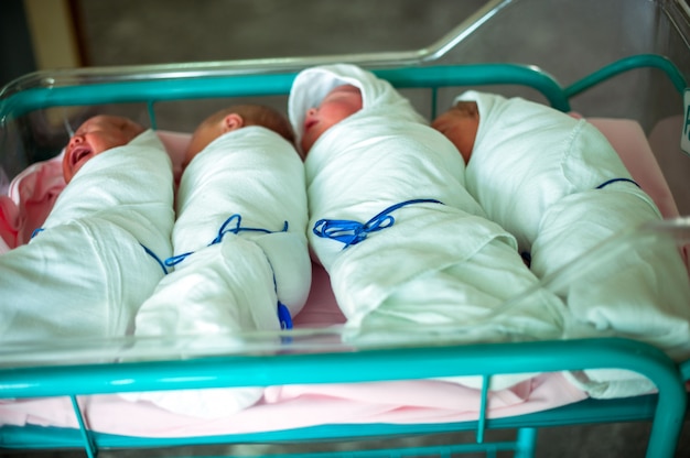 Foto gruppe neugeborener babys toghether am krankenhausbett