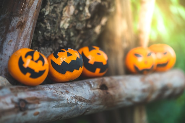 Foto gruppe orangengesichtsmalerei mit furchtsamem am halloween-parteitag am gartenplatz.