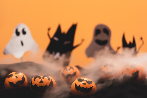 Gruppe Orangengesichtsmalerei mit furchtsamem am Halloween-Parteitag mit Mythos.