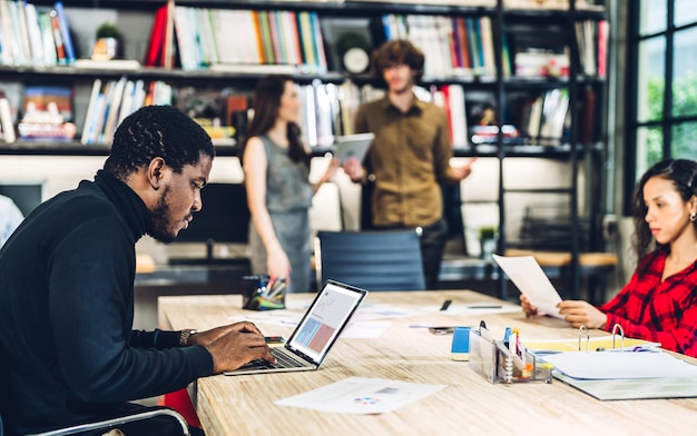 Gruppe professioneller Geschäftstreffen und Strategiediskussionen mit neuem Startup-ProjektKreative afroamerikanische Planung und Brainstorming mit Laptop-Computer im modernen BüroTeamarbeit