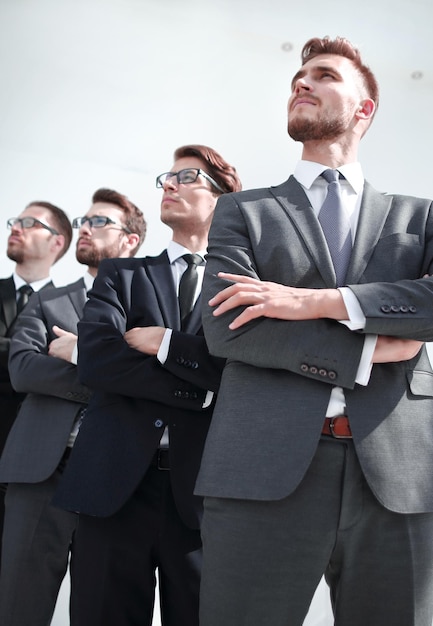 Gruppe professioneller Unternehmensmitarbeiter, die einen Kopierraum betrachten