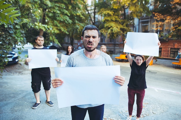 Gruppe protestierender junger Menschen im Freien Der Protest gegen die Demonstration der Demokratie