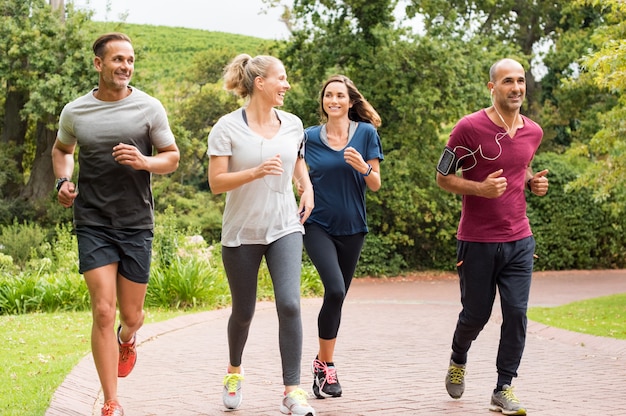 Gruppe reifer Leute, die joggen