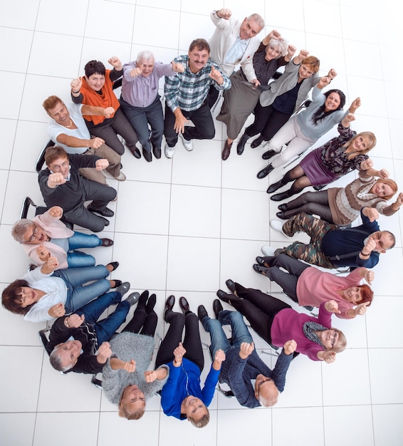 Gruppe reifer Menschen, die im Kreis sitzen und applaudieren