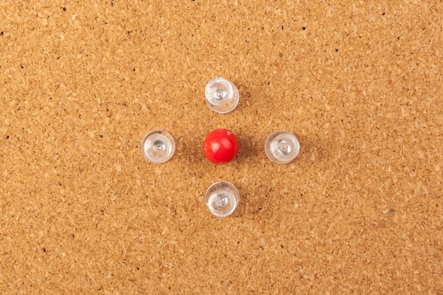 Gruppe Reißzwecken festgesteckt auf corkboard