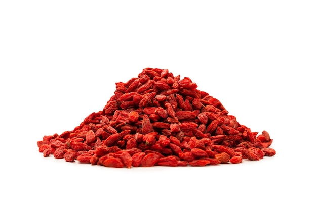 Gruppe rote Beeren goji isoliert auf weißem Hintergrund.