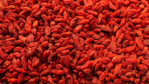 Gruppe rote Beeren goji isoliert auf weißem Hintergrund.