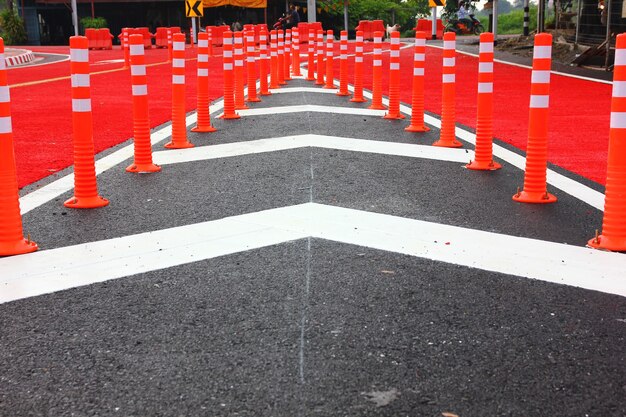 Foto gruppe roter leitkegel auf neuem straßenwarnschild für sicherheitsfahrt installiert