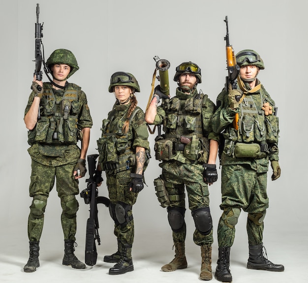 Gruppe russische Soldaten auf Weiß