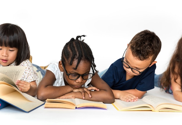 Gruppe Schulkinder, die für Bildung lesen