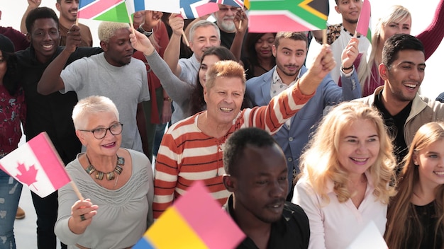 Gruppe selbstbewusster Menschen mit ihren Nationalflaggen